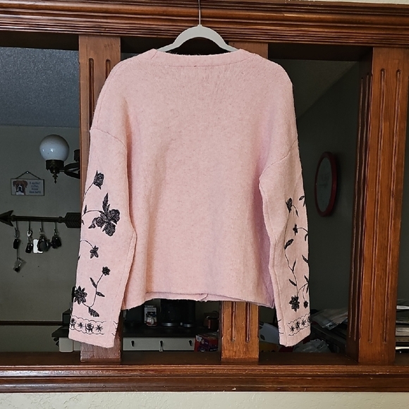 Elegant Pink Floral Cardigan - Picture 2 of 2